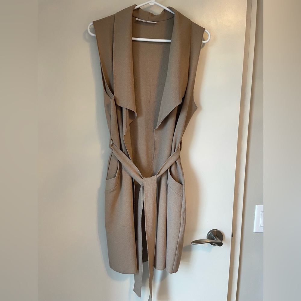 Sleeveless layered cardigan